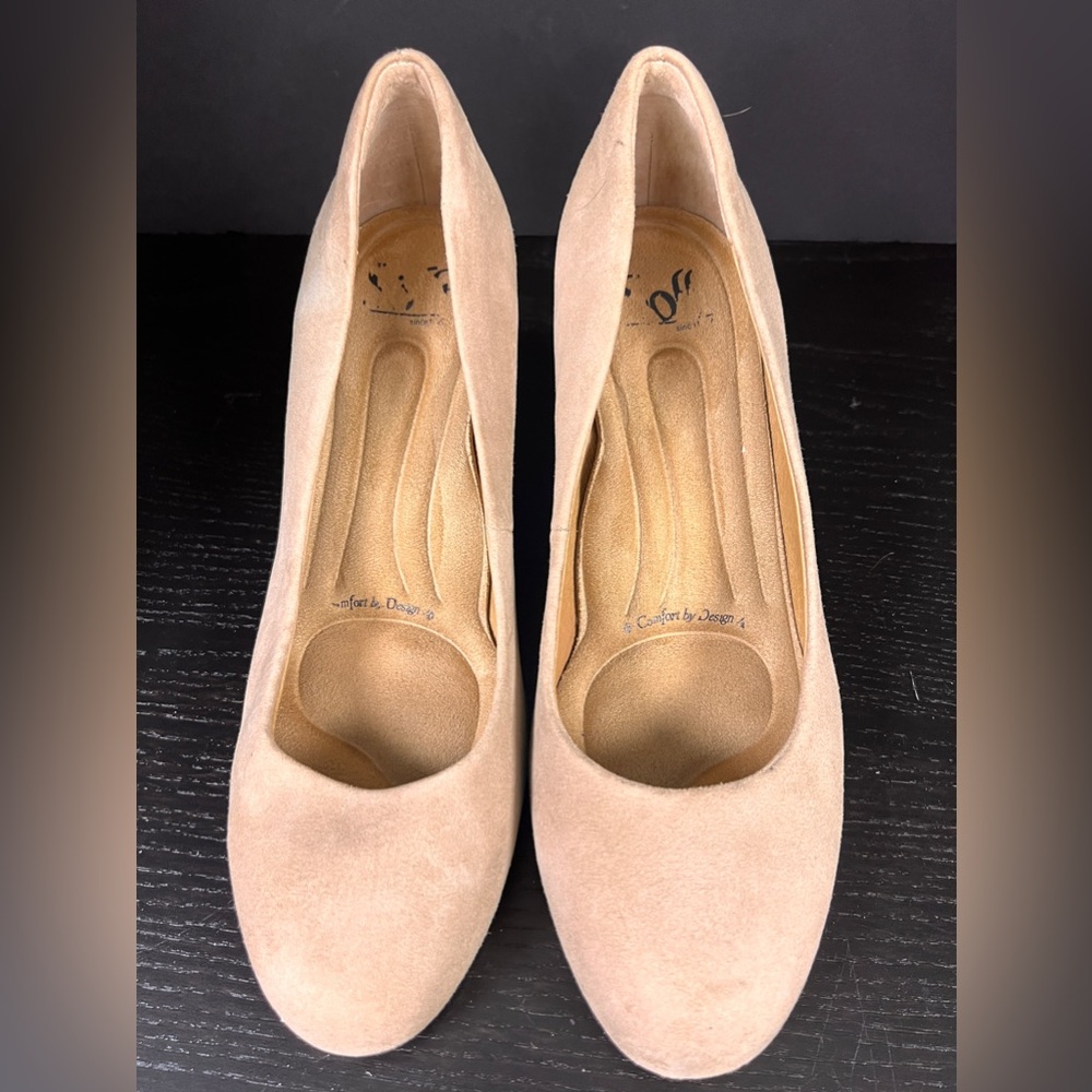 Womens block heel suede pump. Nude size 8 Wide